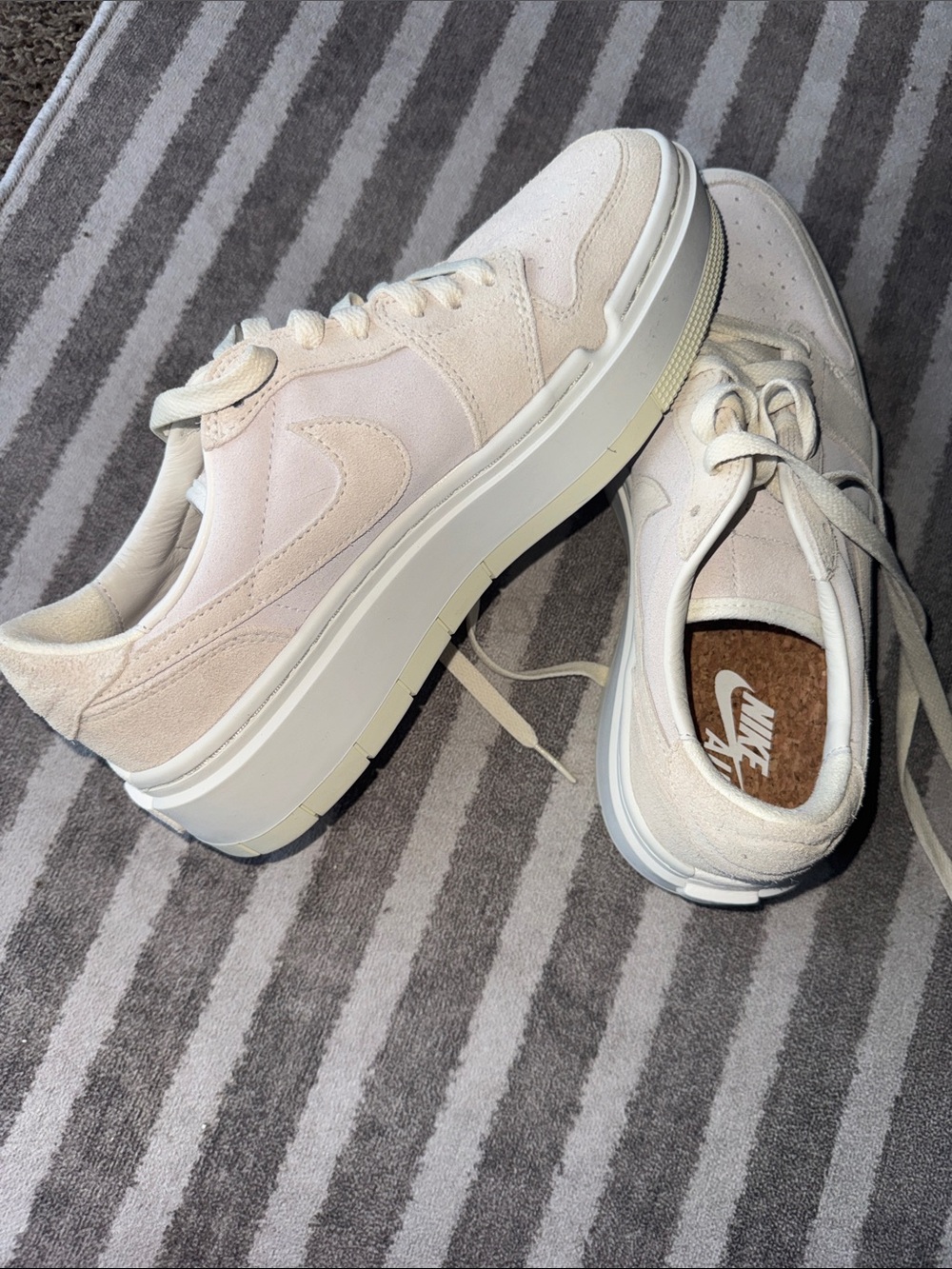 Nike women’s platform Air Jordan - Picture 5 of 5